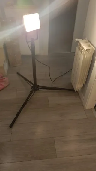 Foco LED con trípode