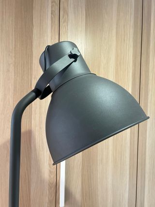 Lámpara de pie IKEA HEKTAR gris