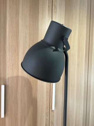 Lámpara de pie IKEA HEKTAR gris