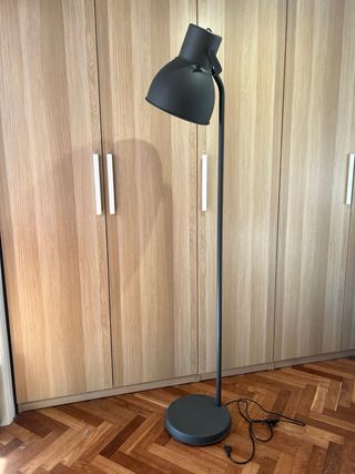 Lámpara de pie IKEA HEKTAR gris