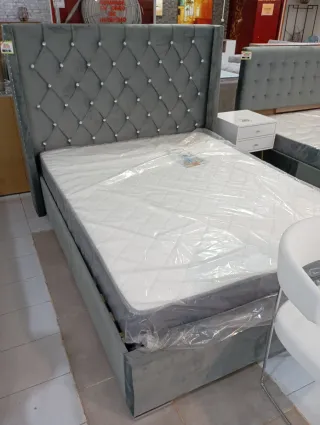 Estructura de cama tapizada gris