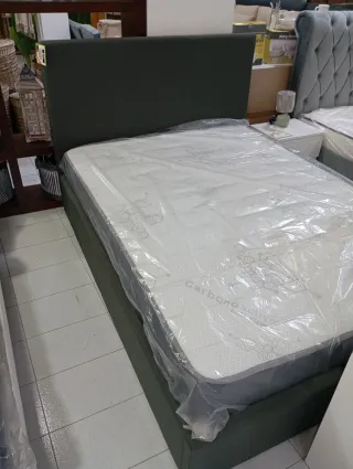 Estructura de cama tapizada gris