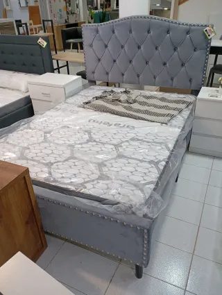 Estructura de cama tapizada gris