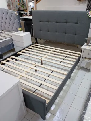 Estructura de cama tapizada gris