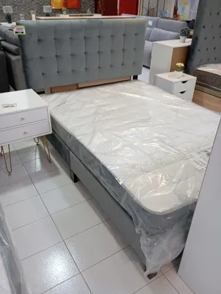 Estructura de cama tapizada gris