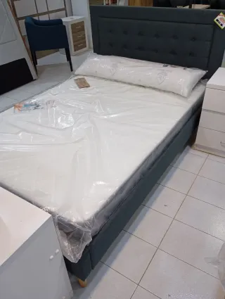 Estructura de cama tapizada gris