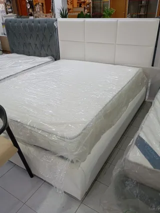 Estructura de cama tapizada gris