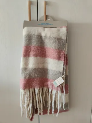 Bufanda Primark tonos beige y rosas