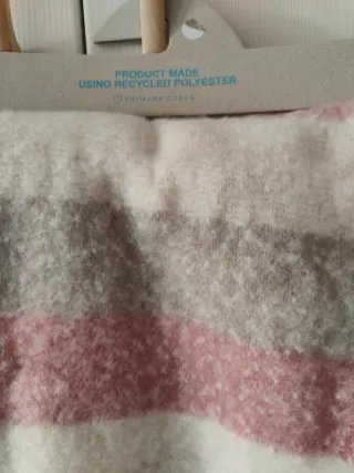 Bufanda Primark tonos beige y rosas