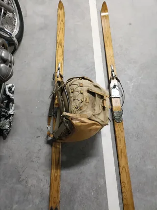 Esquís y mochila vintage 1930