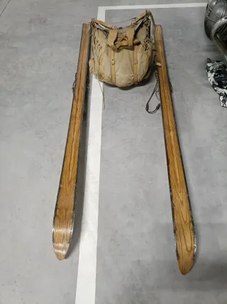 Esquís y mochila vintage 1930