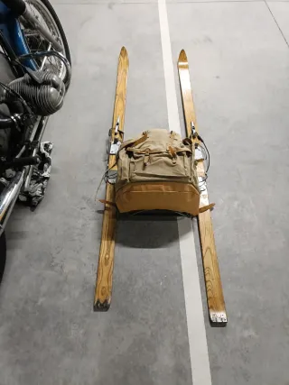 Esquís y mochila vintage 1930