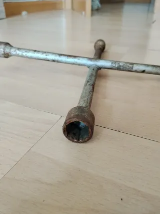 Llave de cruz para ruedas de coche
