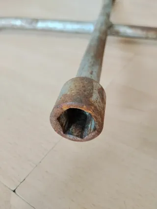 Llave de cruz para ruedas de coche