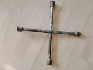 Llave de cruz para ruedas de coche