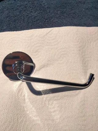 Apliqué de aseo cromado.