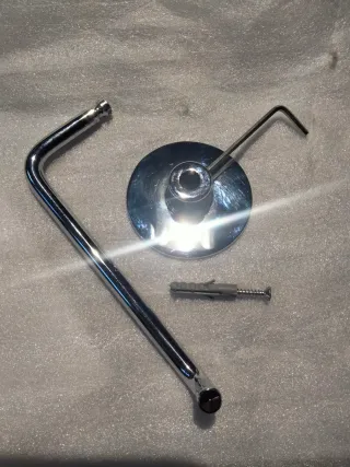 Apliqué de aseo cromado.