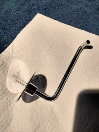 Apliqué de aseo cromado.