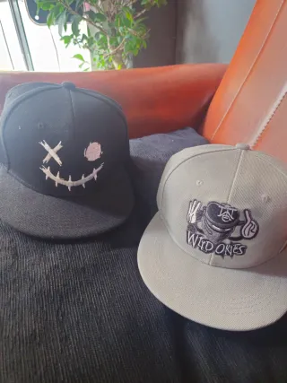 Gorras Negras y Rosas con Diseño de Donut