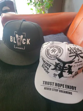 Gorras Negras y Rosas con Diseño de Donut