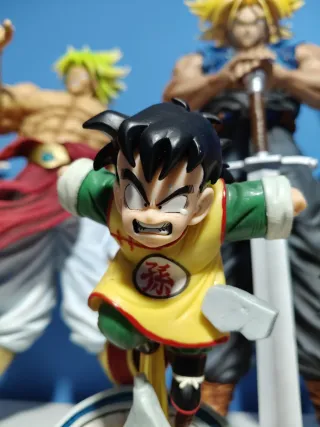 Gohan saliendo de la nave de raditz