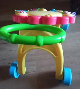 Triciclo infantil azul con barra de empuje