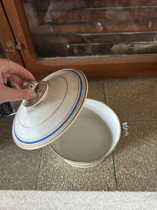 Sopera antigua de porcelana