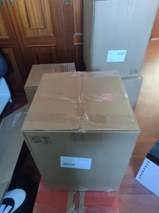 Caja con objetos de oficina varios