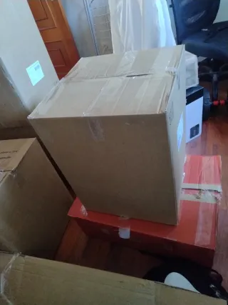 Caja con objetos de oficina varios