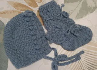 Conjunto capota y patucos bebé tejido a mano
