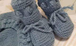 Conjunto capota y patucos bebé tejido a mano