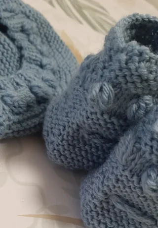 Conjunto capota y patucos bebé tejido a mano