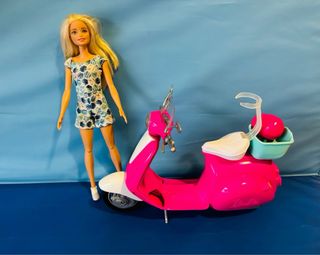 Muñeca Barbie pelo rubio con moto rosa