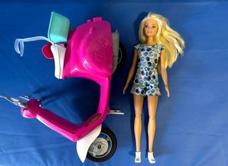 Muñeca Barbie pelo rubio con moto rosa