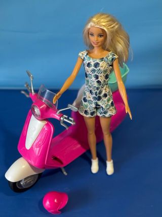 Muñeca Barbie pelo rubio con moto rosa