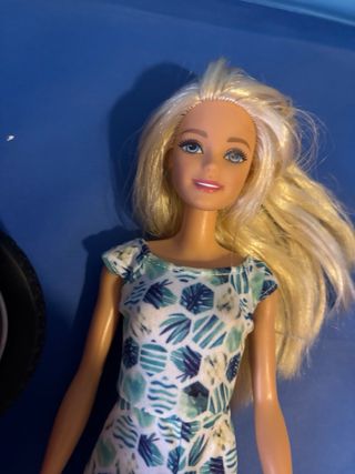 Muñeca Barbie pelo rubio con moto rosa