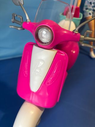 Muñeca Barbie pelo rubio con moto rosa