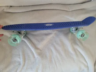 Monopatín infantil azul con ruedas luminosas