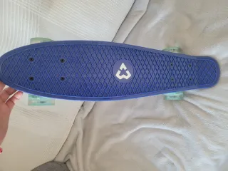 Monopatín infantil azul con ruedas luminosas