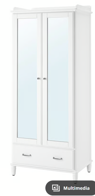 Armario blanco con puertas de espejo y luces led