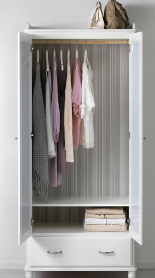 Armario blanco con puertas de espejo y luces led