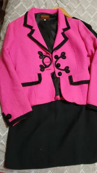 Traje Dolores Costura negro y fucsia