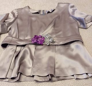 Traje de ceremonia morado y plateado