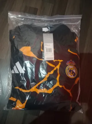 Chándal Real Madrid y camiseta de Marvel Adidas