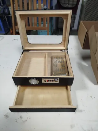 Humidor con cerradura de combinación y humificador