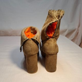 Botines ante camel detalle dorado