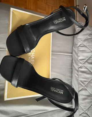 Sandalias Michael Kors Tacón Brillante Negro