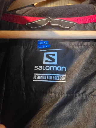 Chaqueta cortavientos Salomon roja y gris