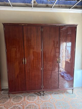 Armario antiguo de madera