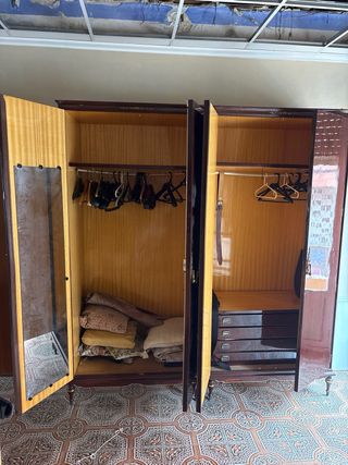 Armario antiguo de madera